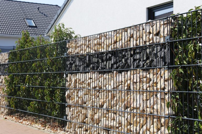 Gartengestaltung mit Gabionen Vorteile, Befüllen und Bepflanzen