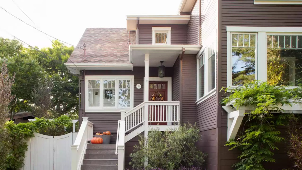 Fassade streichen vs. Fassade reinigen: So erstrahlt Ihr Haus im neuen Glanz