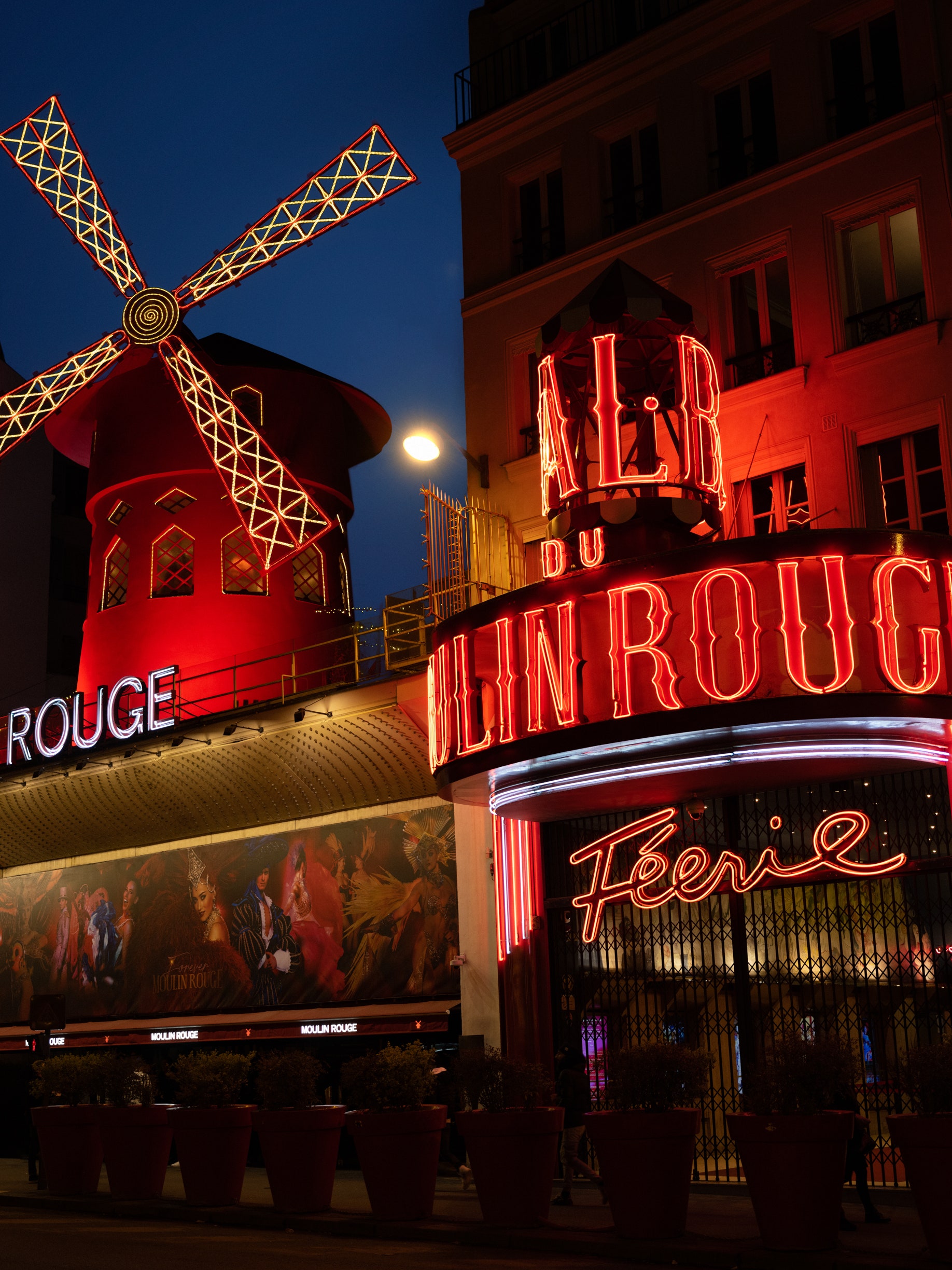 An der fabelhaften Show des Moulin Rouge teilnehmen