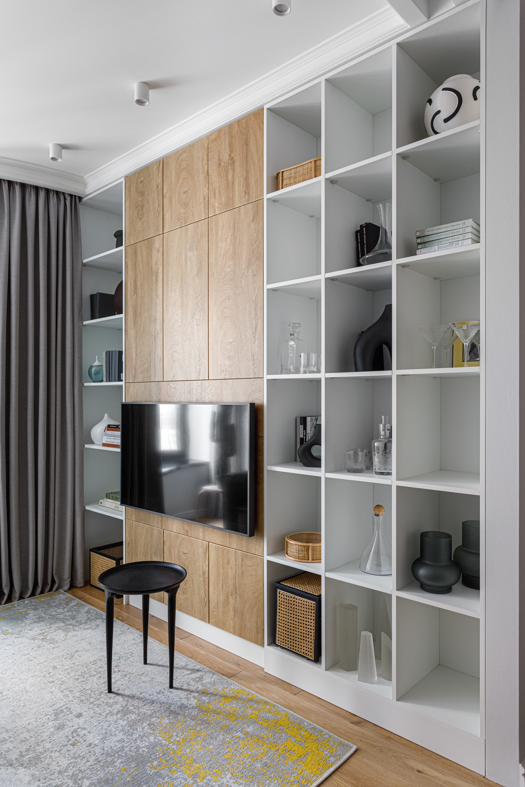 Eine Wohnwand ist eine klassische Kombination aus verschiedenen Schrank- und Regalelementen für das Wohnzimmer.
