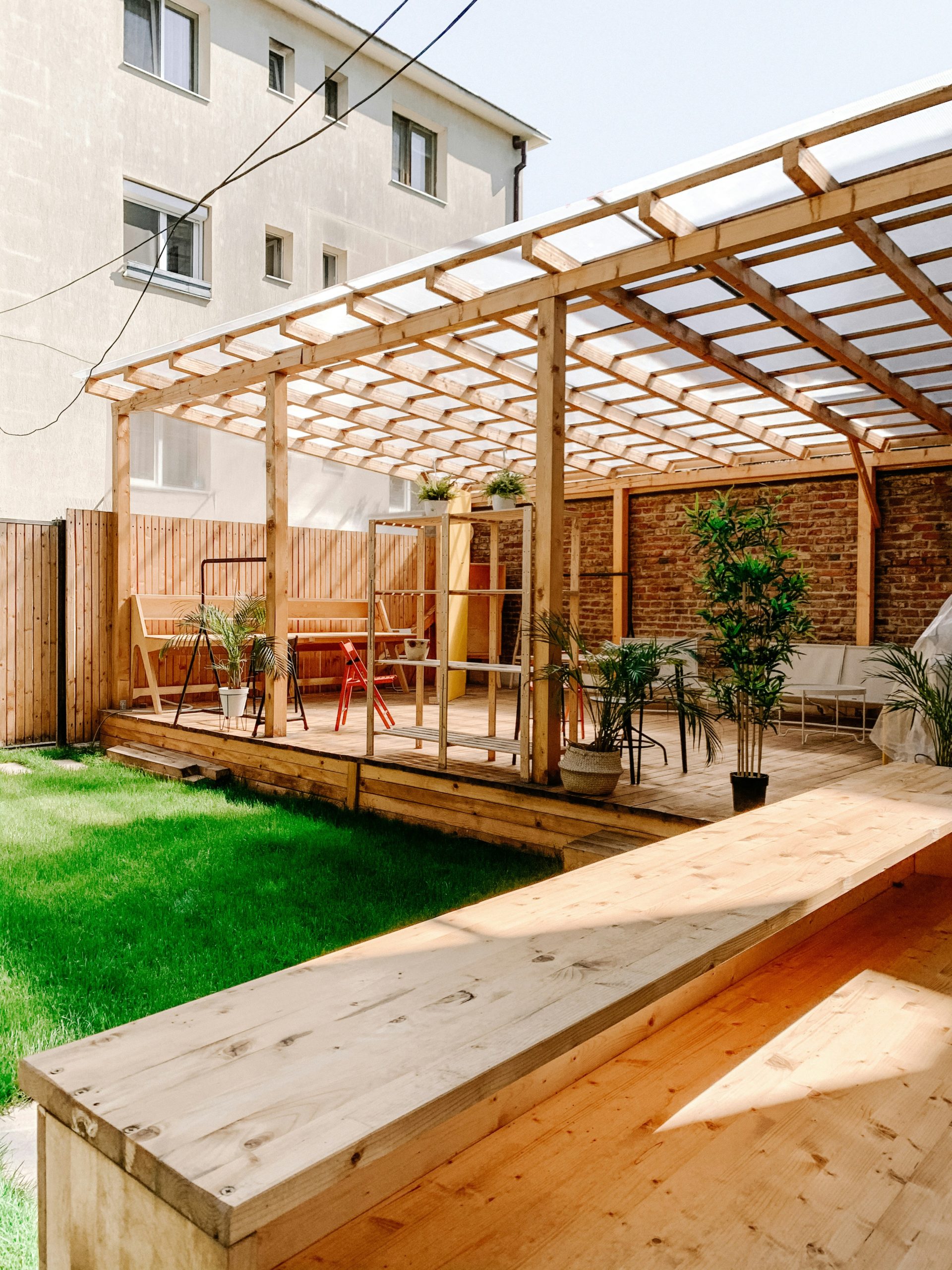 Sitzbereich im Garten schaffen mit Holzpergola