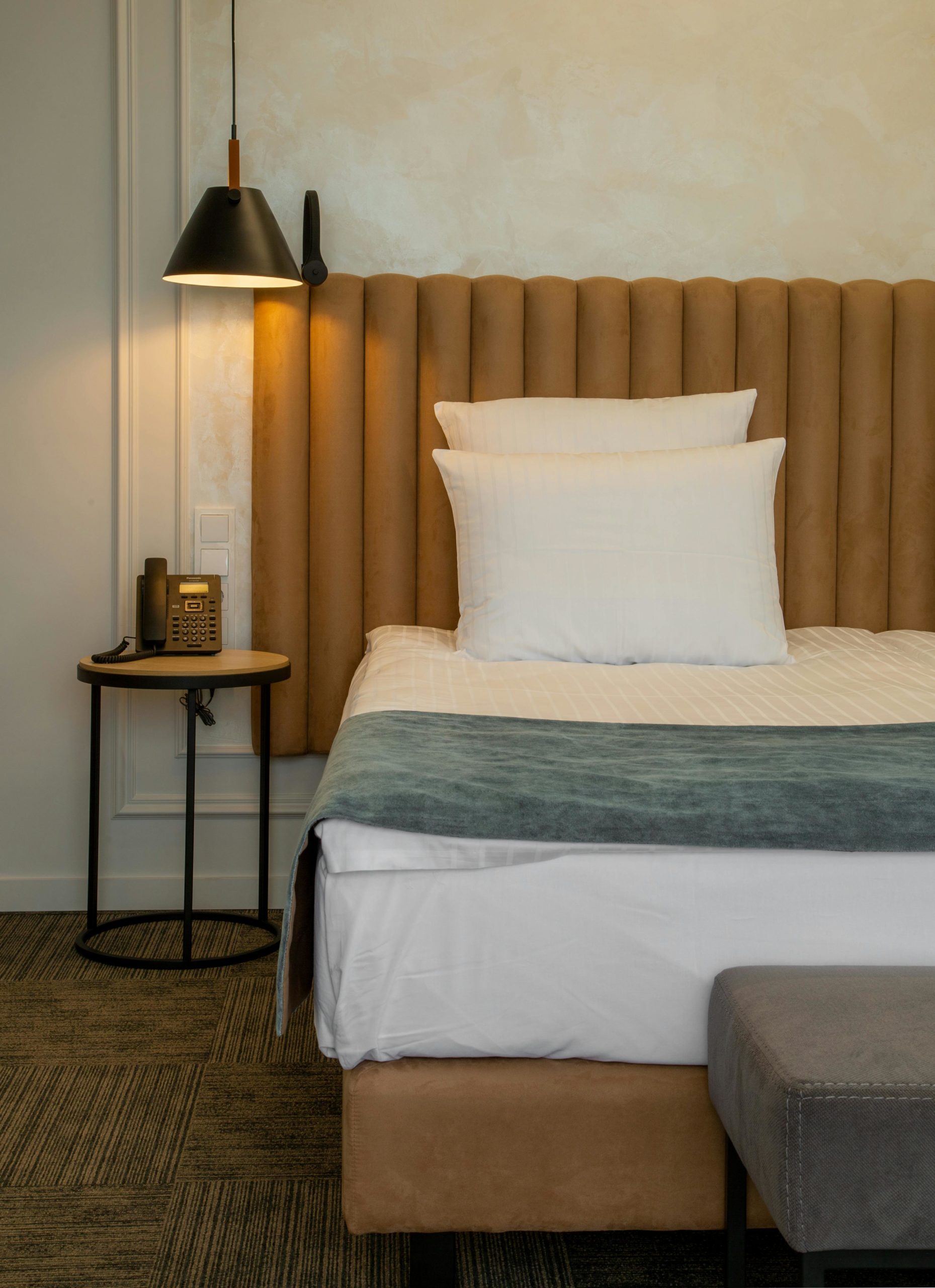 Modernes Bett in Braun