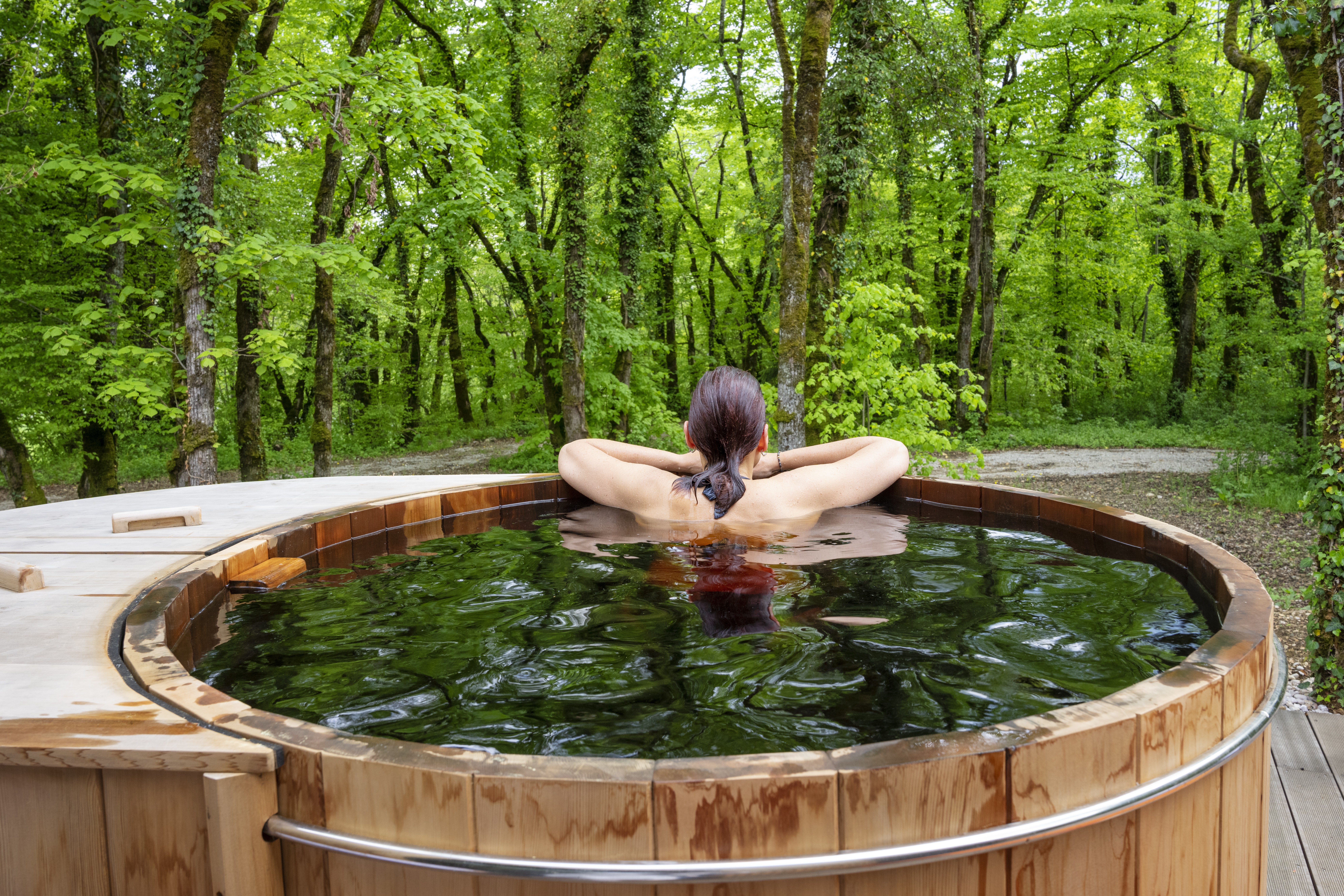 wellness oase mit hot tub in garten