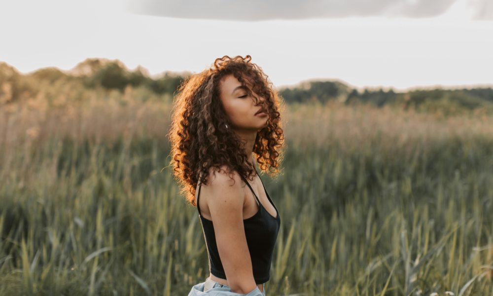 Natürliche Haarpflege: Wie Sie Ihre Mähne ohne Chemie zum Strahlen bringen