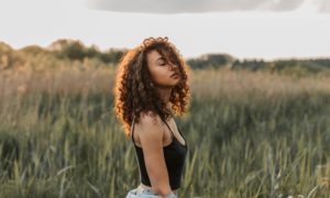 Natürliche Haarpflege: Wie Sie Ihre Mähne ohne Chemie zum Strahlen bringen