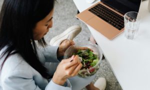 Gesundes Mittagessen im Büro