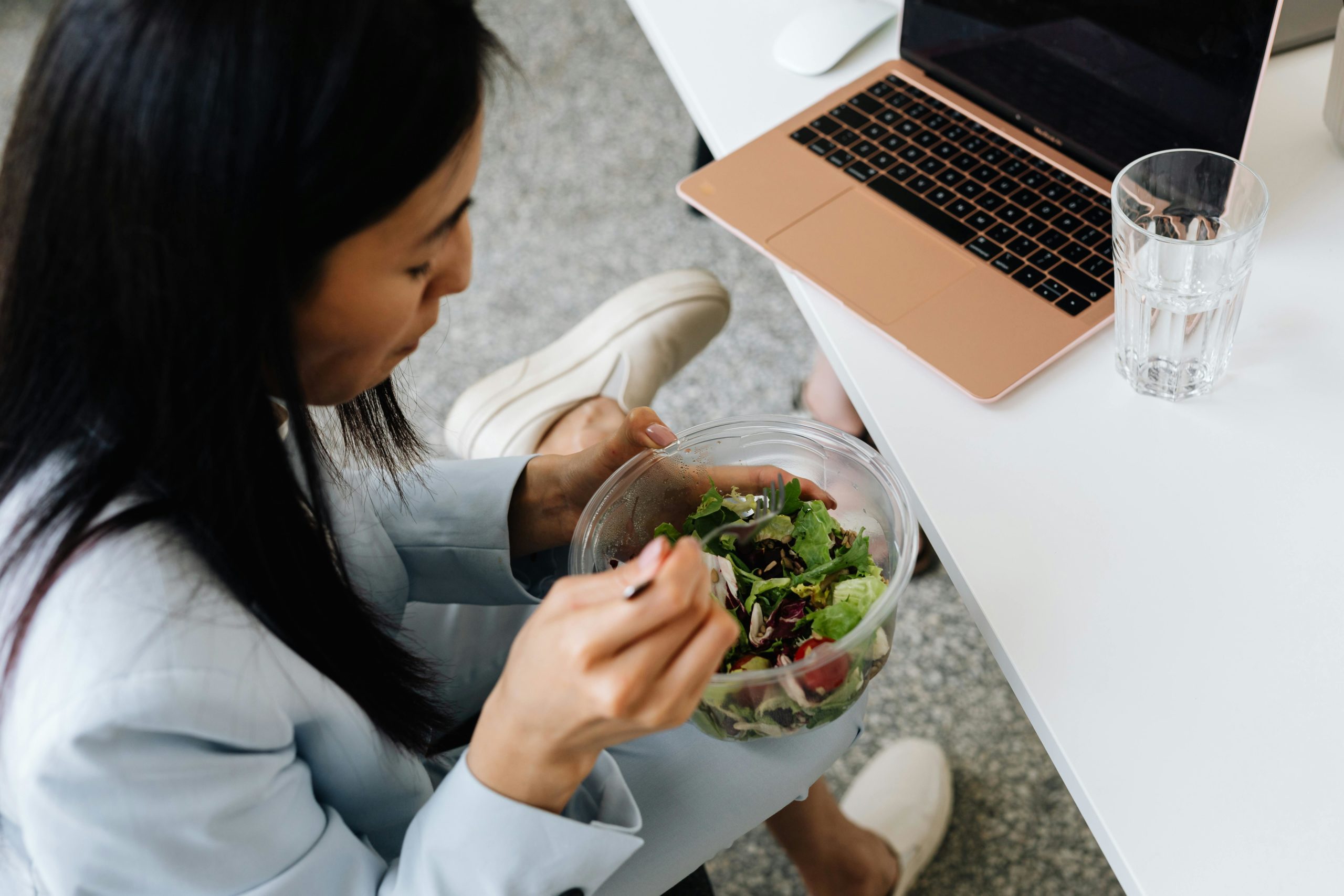 Gesundes Mittagessen im Büro