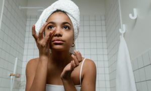 Sanfte Anti-Aging-Routinen und koreanische Kosmetik für strahlende Haut