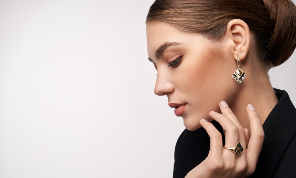 Schmuck und Outfit richtig kombinieren