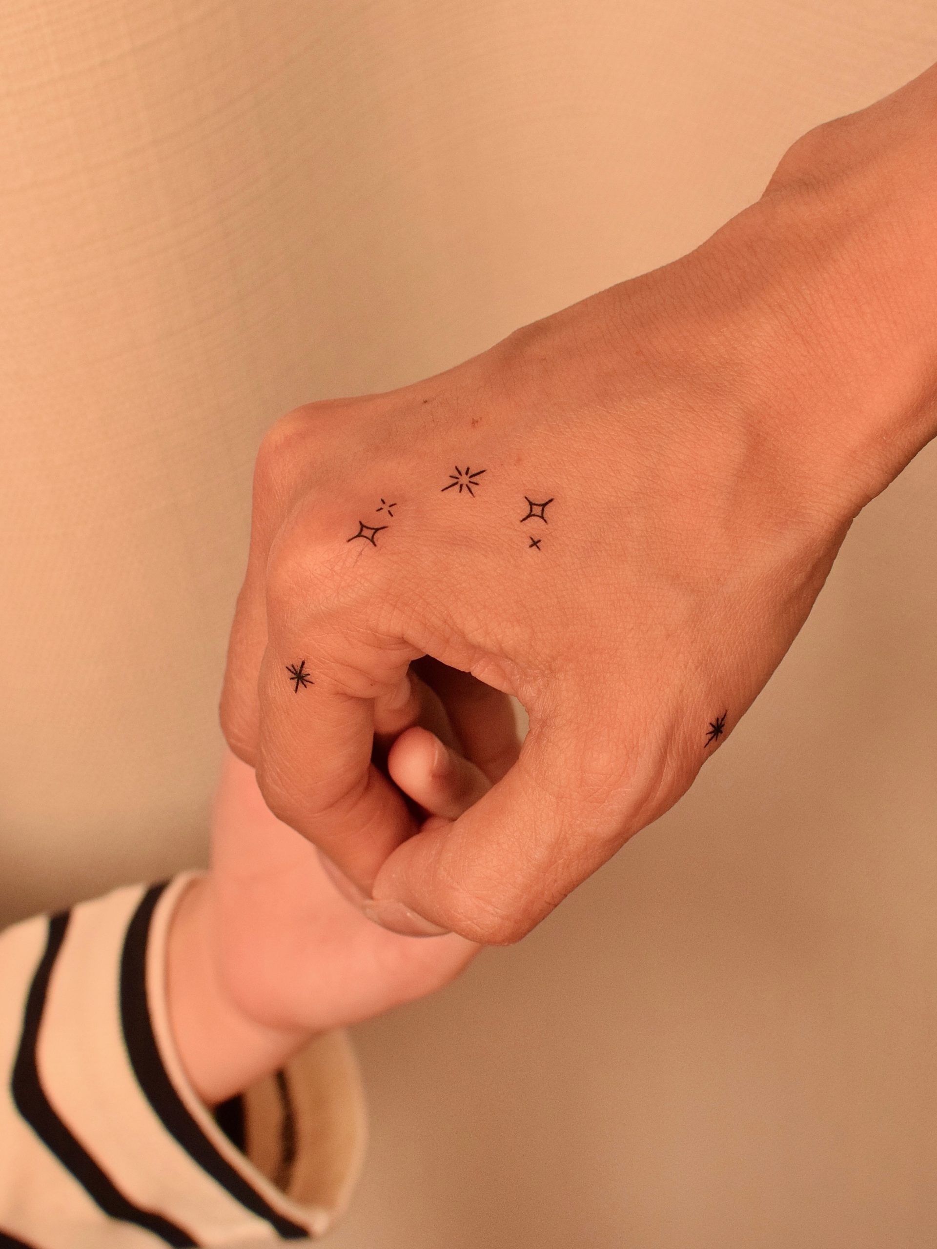 Tiny Tattoo Ideen Frauen Hand Tiny Tattoo Ideen Frauen Hand