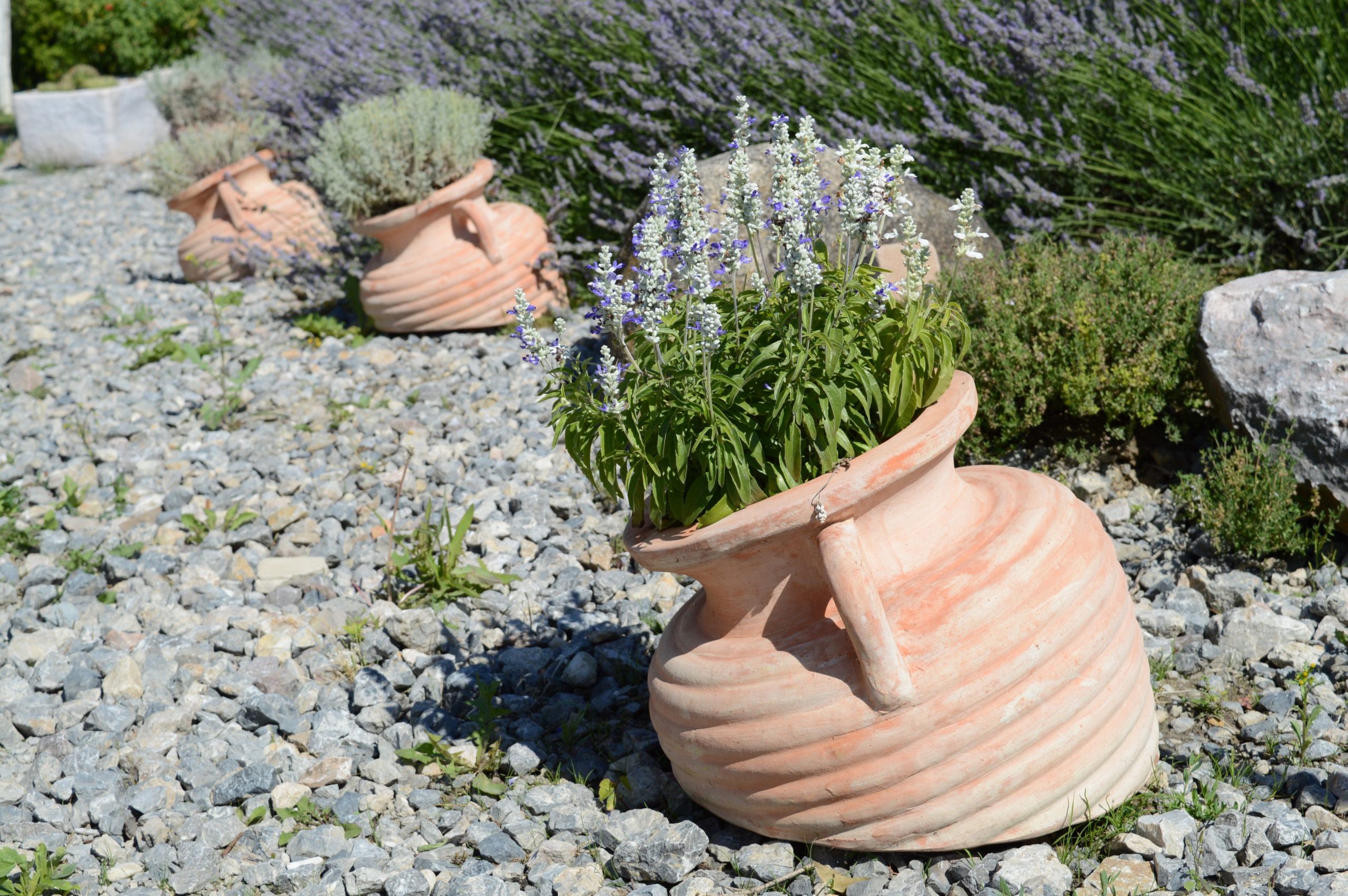 Mediterraner Garten Naturmaterialien