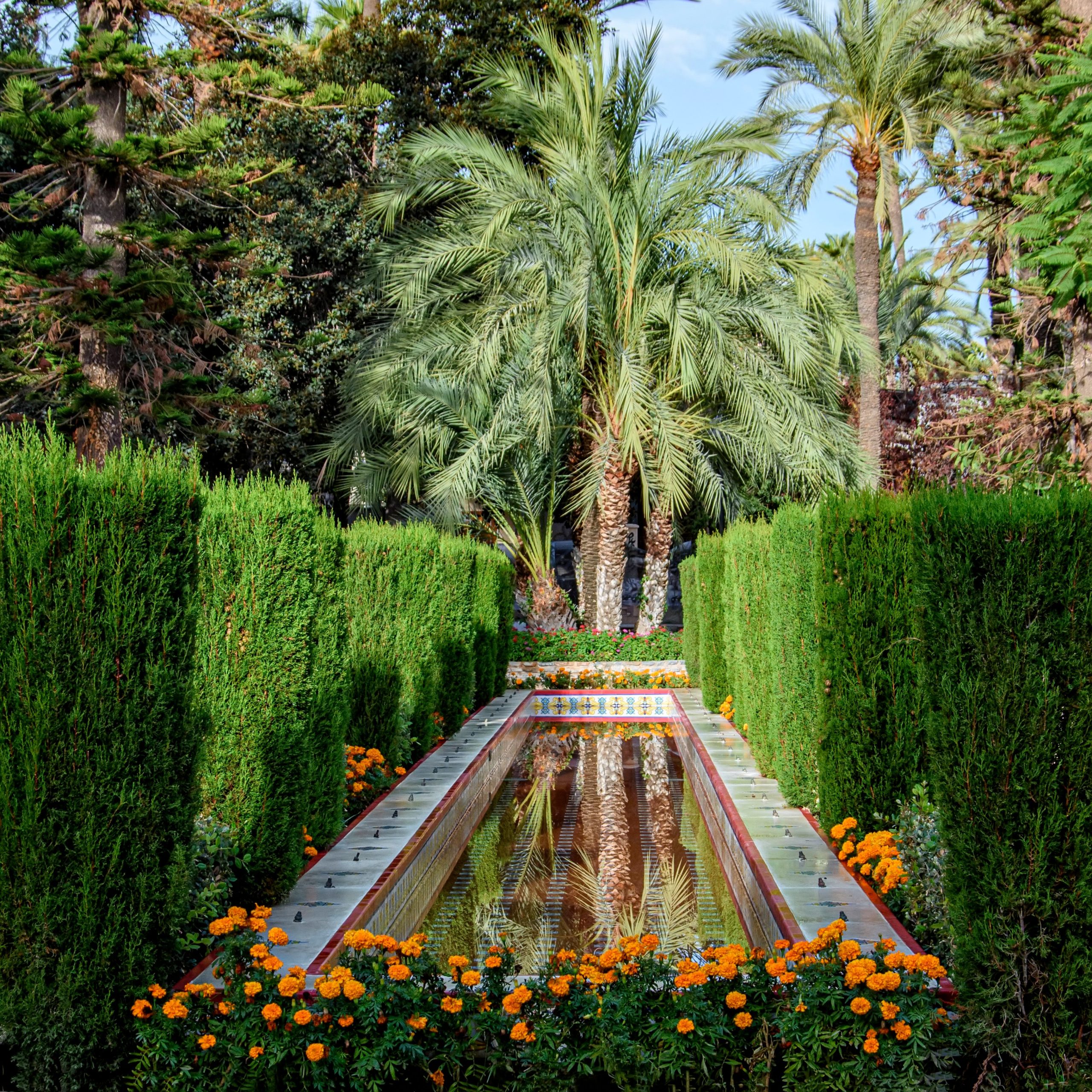 Mediterraner Garten mit Wasserbecken 