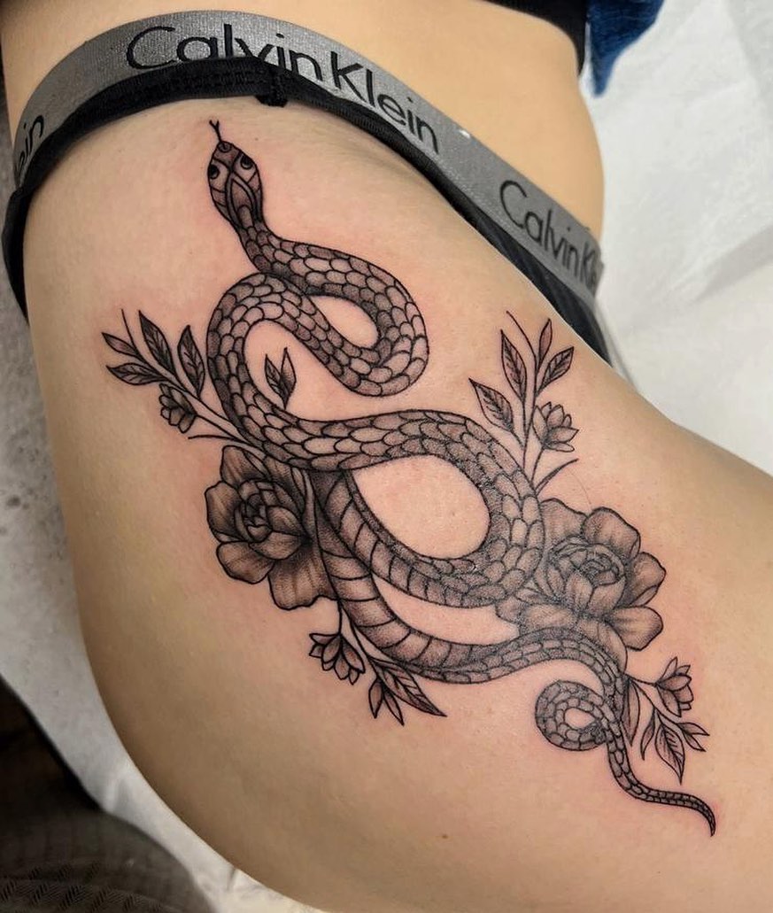 Schlangen Tattoo Rosen