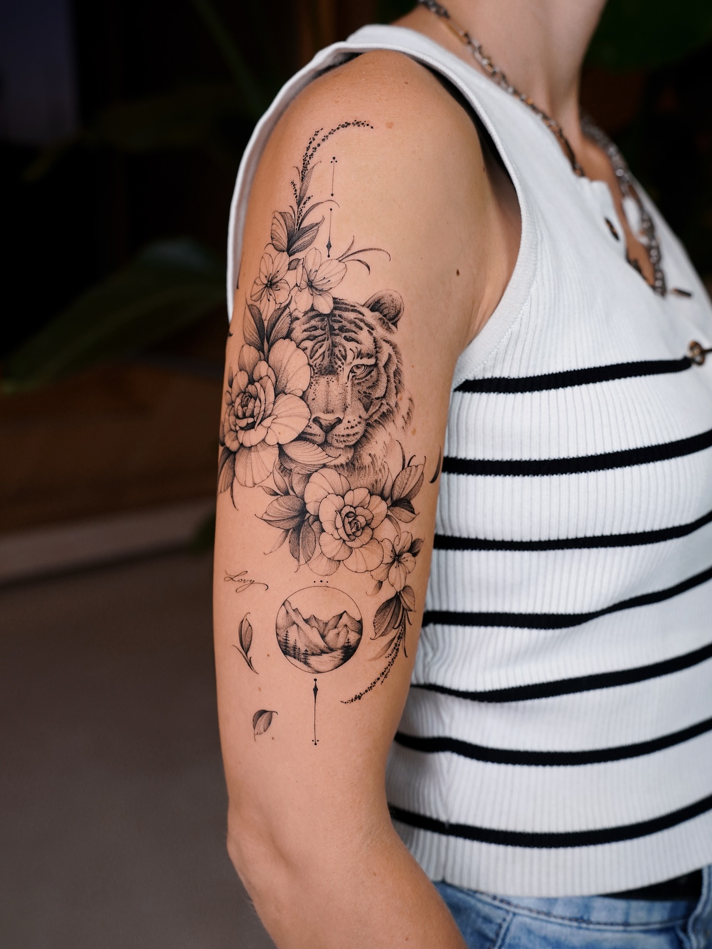 tiger tattoo mit rosen tiger tattoo mit rosen