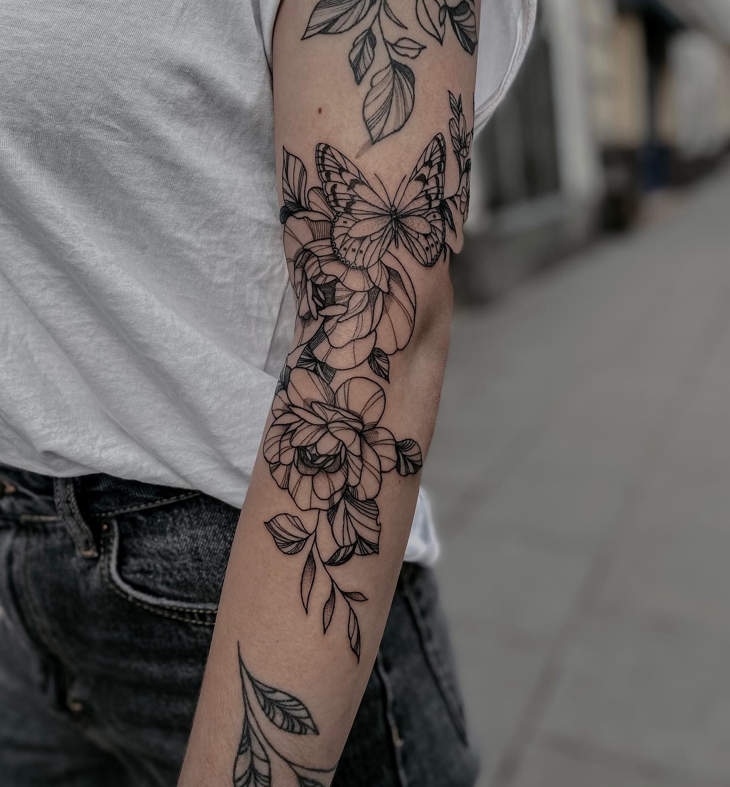 sleeve tattoo frau rosen und schmetterlinge