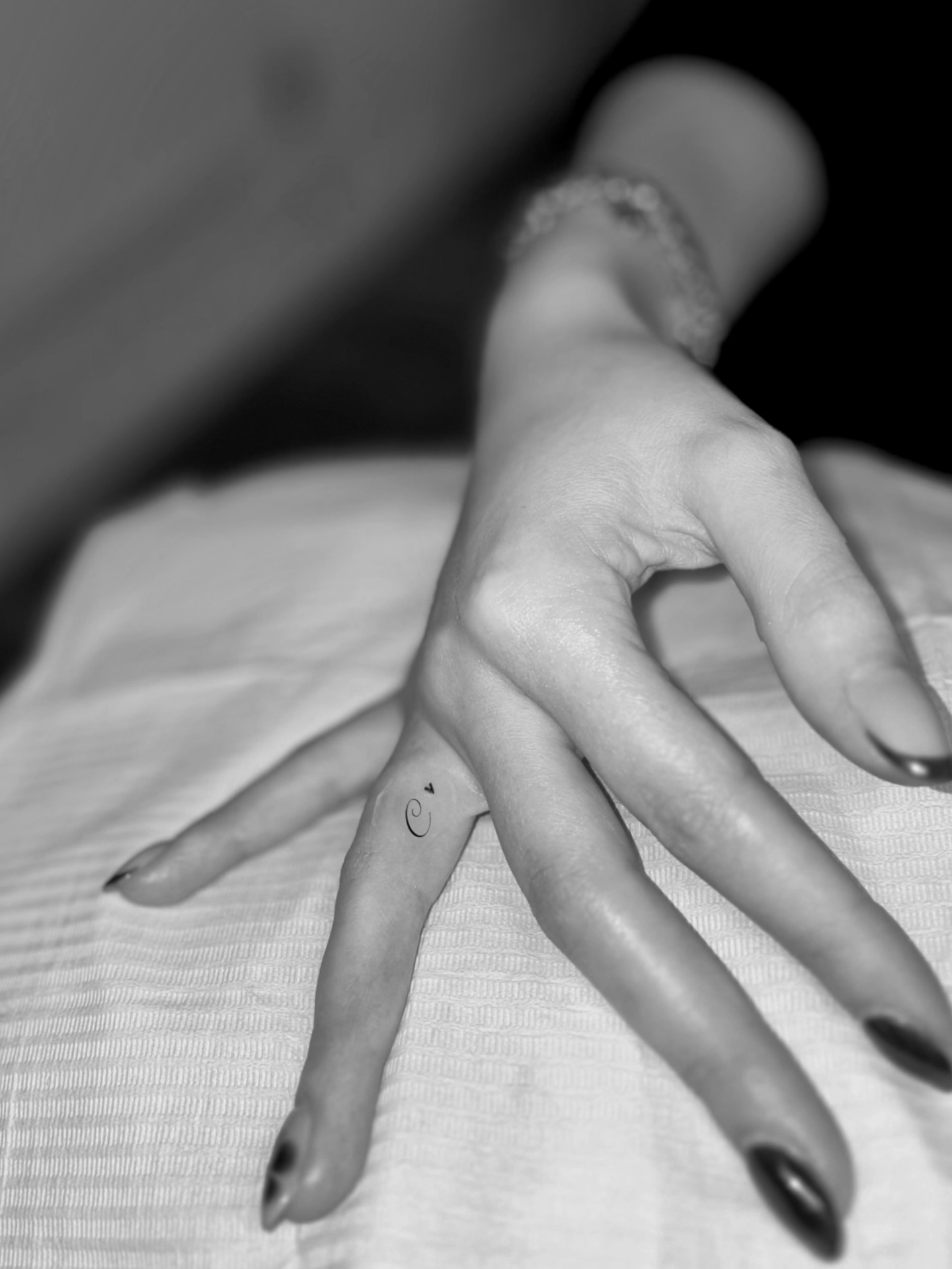 Tattoo Finger Frau Initiale Tattoo Finger Frau Initiale