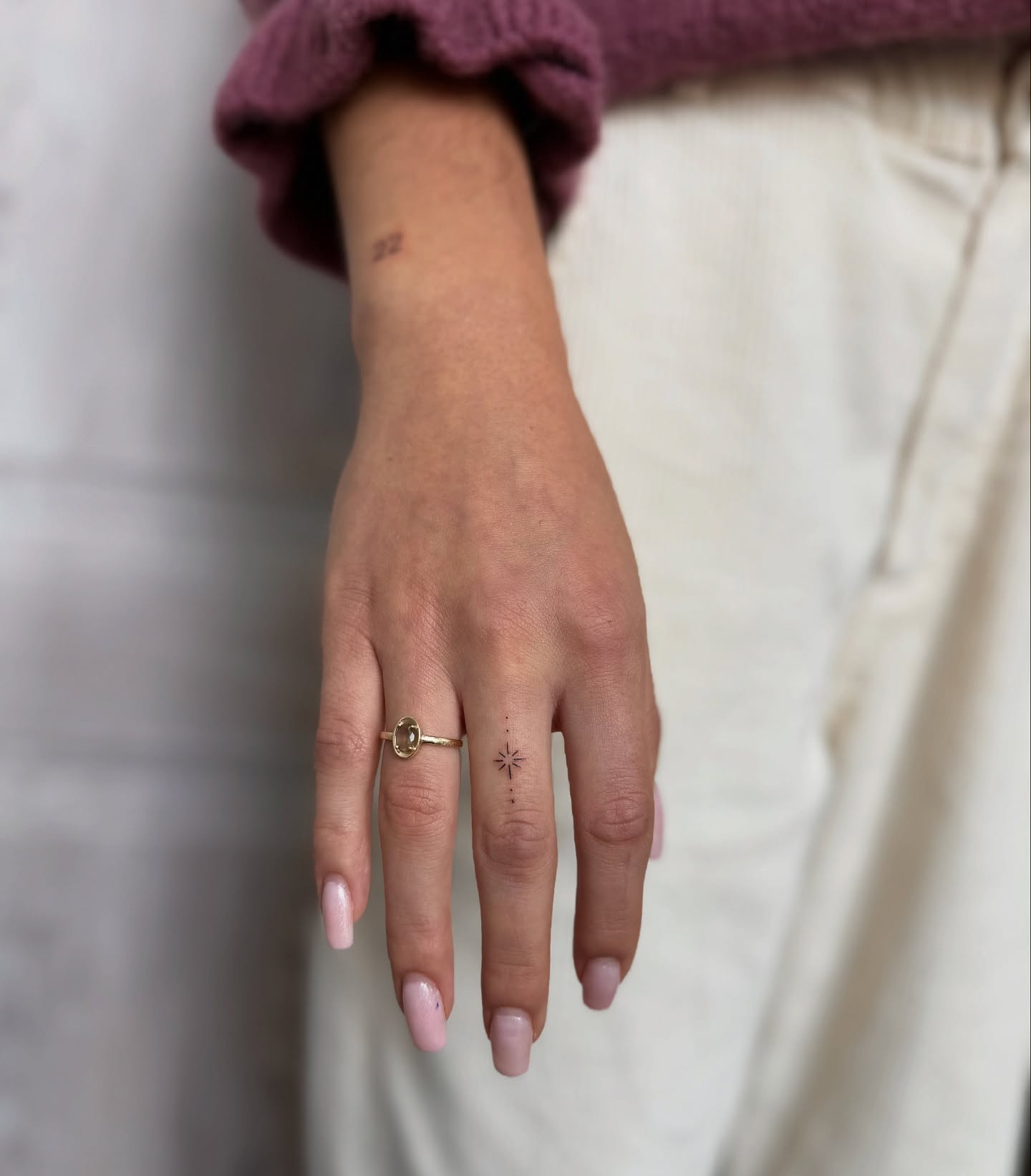 Tattoo Finger Frau Fineline TTattoo Tattoo Finger Frau Fineline TTattoo