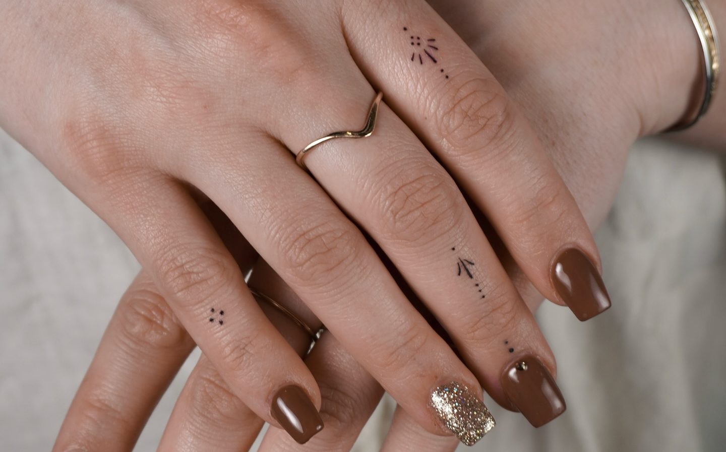 Tattoo Finger Frau: Diese 7 filigranen Ideen wirken besonders elegant