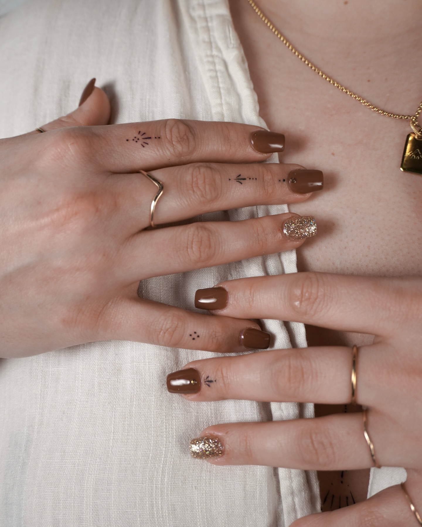 Tattoo Finger Frau Ornamente wie Schmuck Tattoo Finger Frau Ornamente wie Schmuck