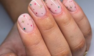 Weihnachtsnägel 2026: Die schönsten Nageldesigns für einen glamourösen Festtagslook