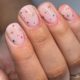 Weihnachtsnägel 2026: Die schönsten Nageldesigns für einen glamourösen Festtagslook