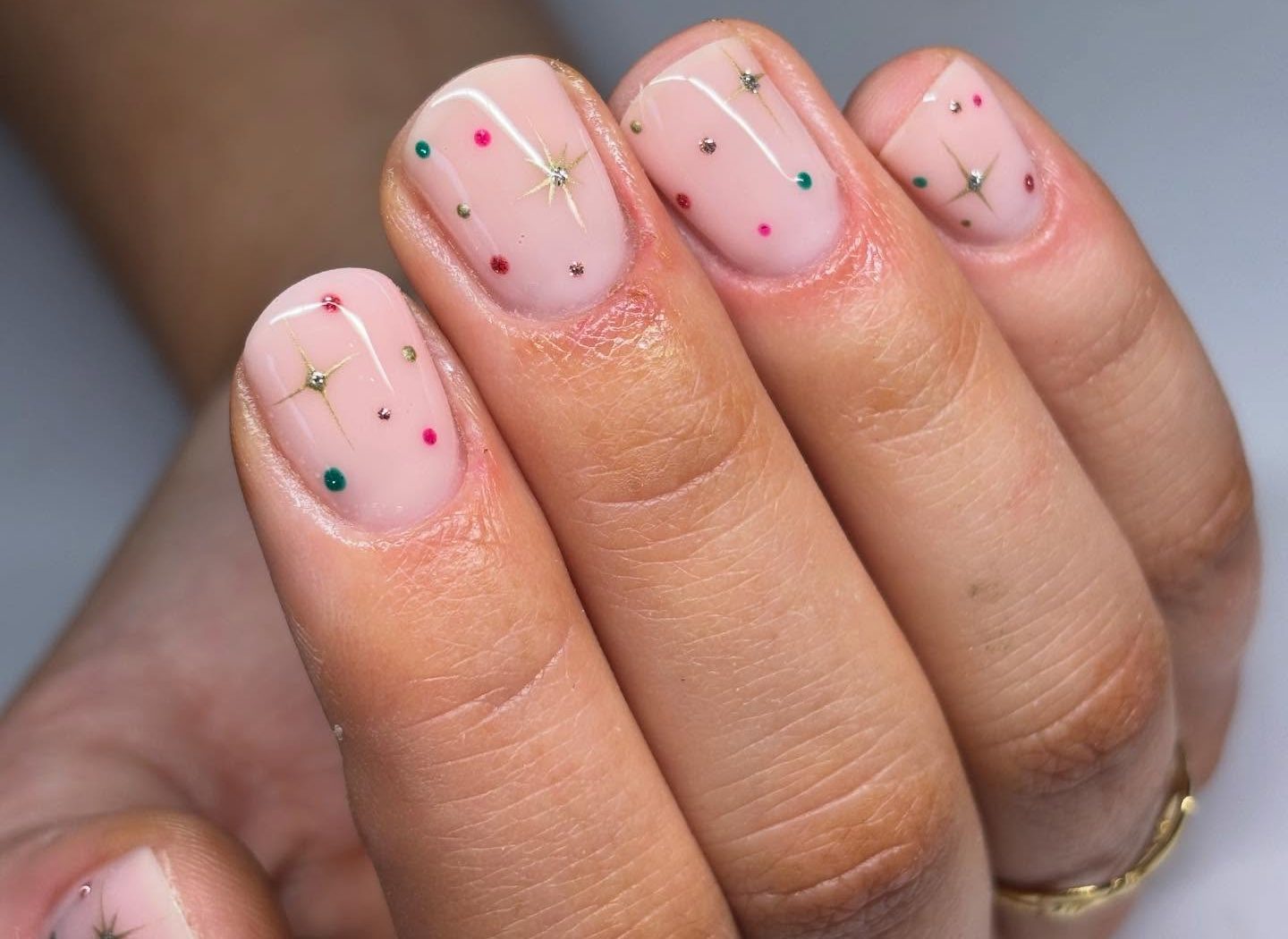 Weihnachtsnägel 2026: Die schönsten Nageldesigns für einen glamourösen Festtagslook